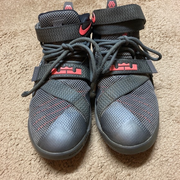 Nike Lebron James shoes with Velcro strap - Picture 5 of 9